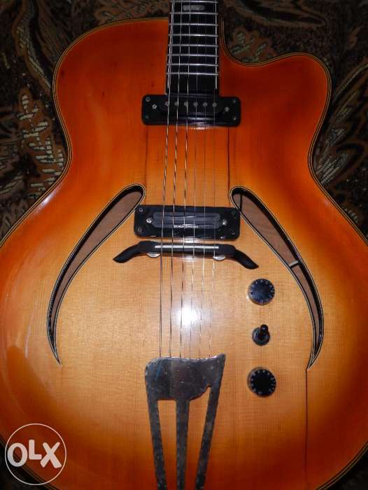 С треснувшею декой. Дека акустической гитары. Гитара сломалась. Акустическая гитара релик. Сломанная гитара.