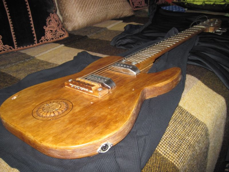 Старая гитара (6 фото)